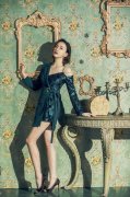干练中短发+亮片装半西服混搭造型图